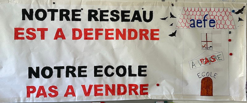 Affiche de la FSU-SNUipp au Lycée français de Madrid :
Notre réseau est à défendre, notre école pas à vendre.