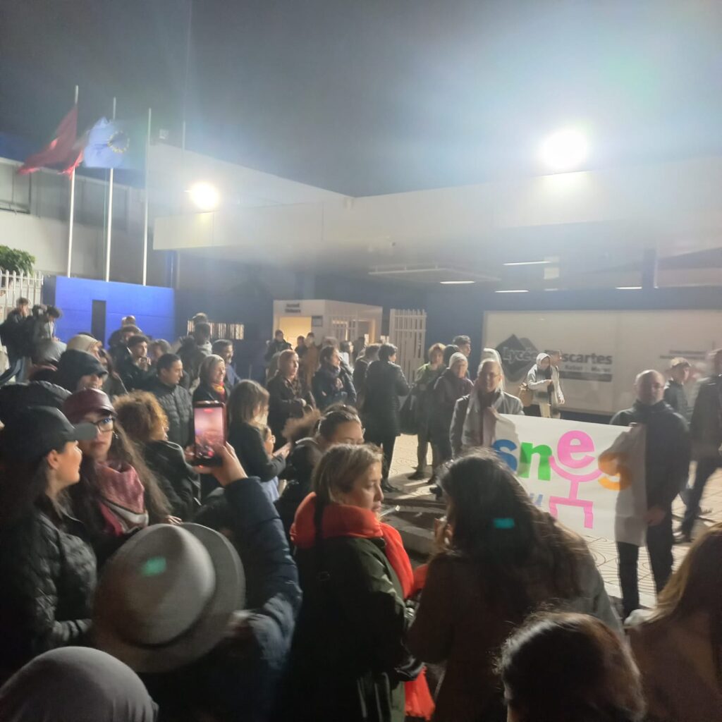 Photo du rassemblement devant Descartes à Rabat le 28 janvier.